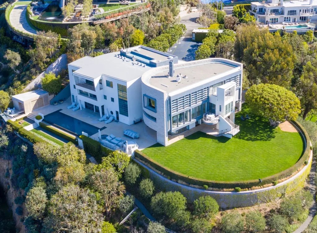 Image of Tom Hanks and Rita Wilson related to guest house burglary